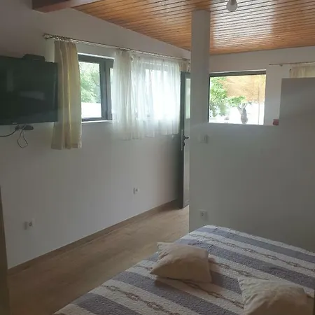 شقة Ljubo